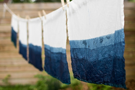 DIY dip dyed napkins tutorial: easy summer craft for colorful table decor
