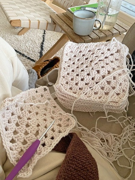 How to crochet a simple granny square