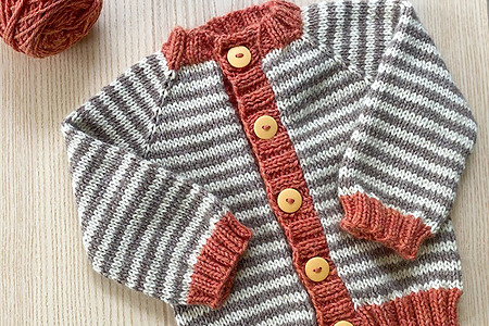 Little Coffee Bean baby cardigan – free knitting pattern in 3 sizes