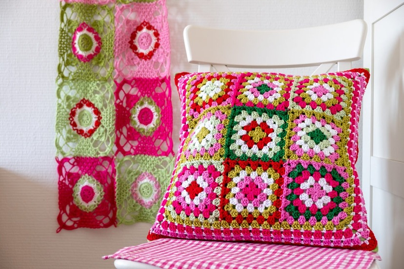 Granny square cushion free pattern - Crafts on display