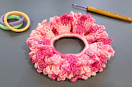 DIY crochet scrunchie in pink and red yarn