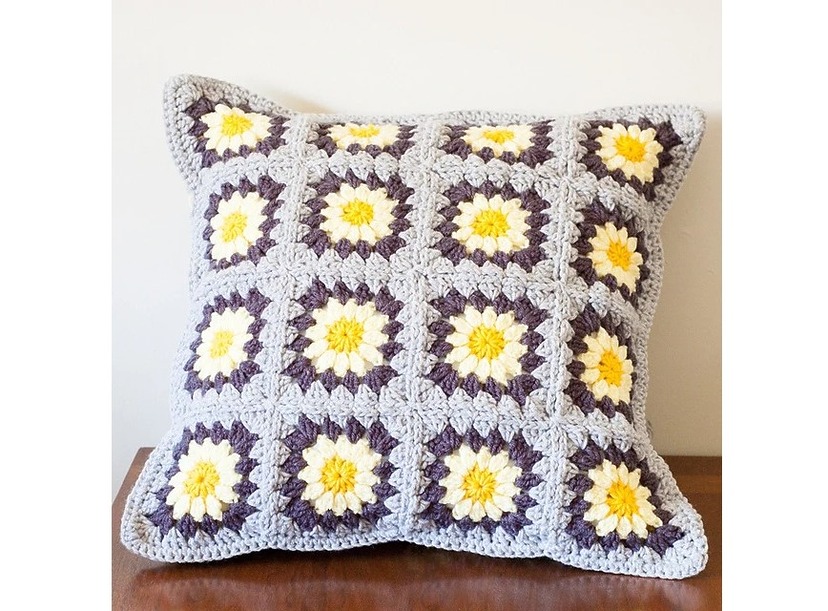 Daisy granny square pillow (free pattern) Crafts on display