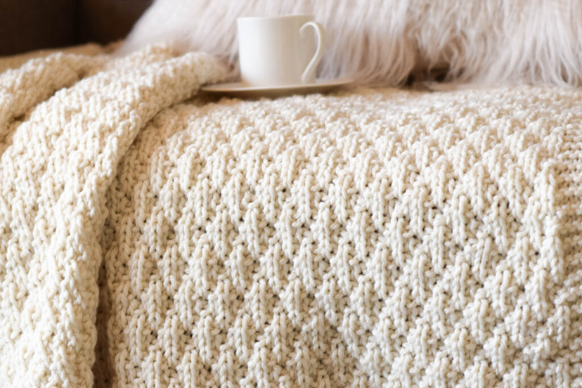 Cozy knit throw blanket (free pattern) - Crafts on display