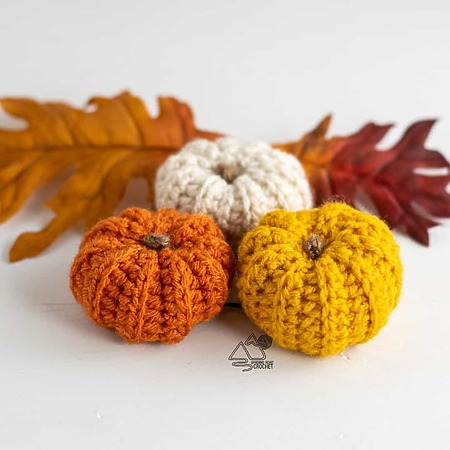 Mini crochet fall decor: free pattern & tutorial