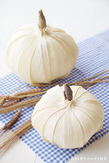 Corn husk pumpkins DIY tutorial