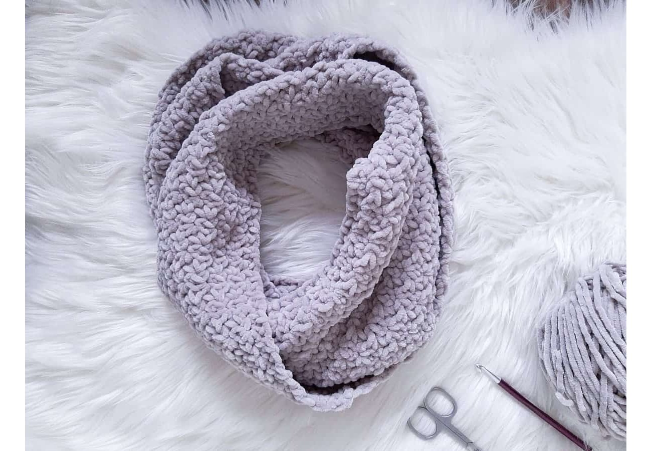 Chunky crochet infinity scarf (free pattern) - Crafts on display