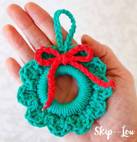 Free small crochet wreath ornament pattern