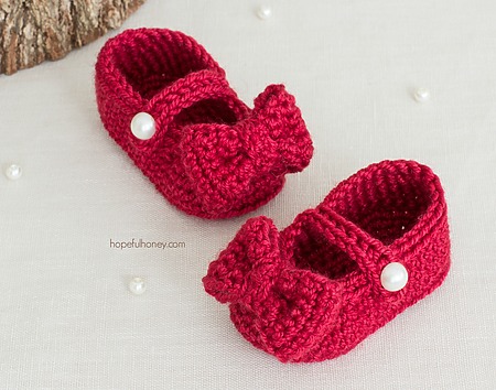 Free Mary Jane baby booties crochet pattern: cute and beginner-friendly