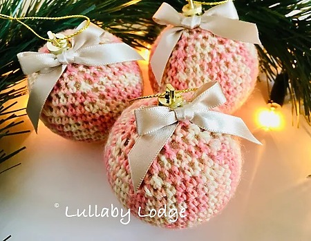 Sock yarn baubles: free crochet pattern