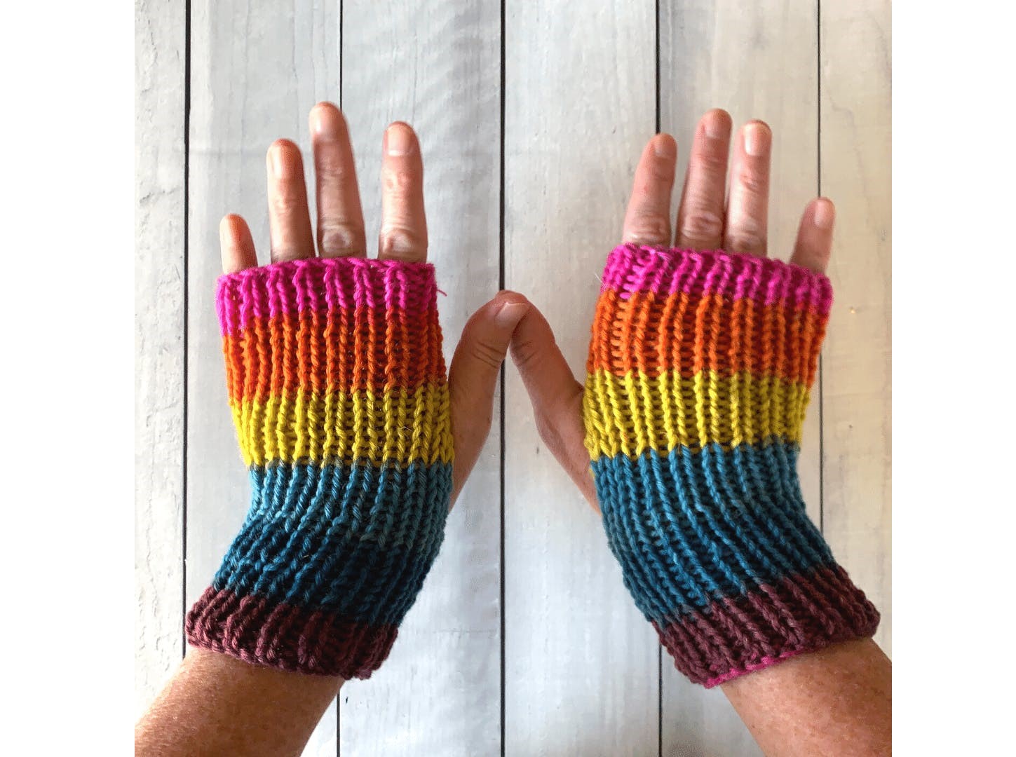 How to knit a pair of fingerless mitts - Crafts on display