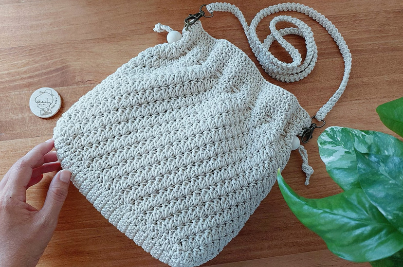 Crochet drawstring sling bag for everyday use: free pattern - Crafts on ...