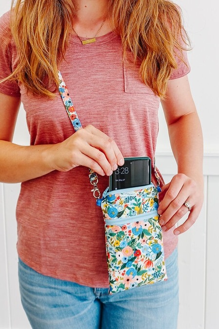 fabric crossbody bag with two zipper pockets free sewing pattern