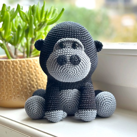 Crochet an adorable gorilla amigurumi – free pattern