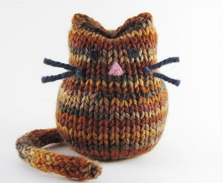 Free little cat knitting pattern - Cute DIY mini knitted kitty toy by Linda Dawkins