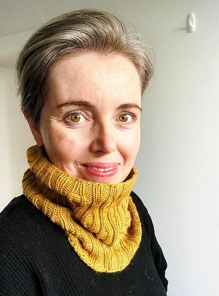 DIY snug cowl knitting pattern &ndash; perfect for gift-giving