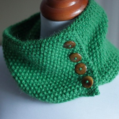 Quick seed stitch cowl with buttons &ndash; free & easy knitting pattern