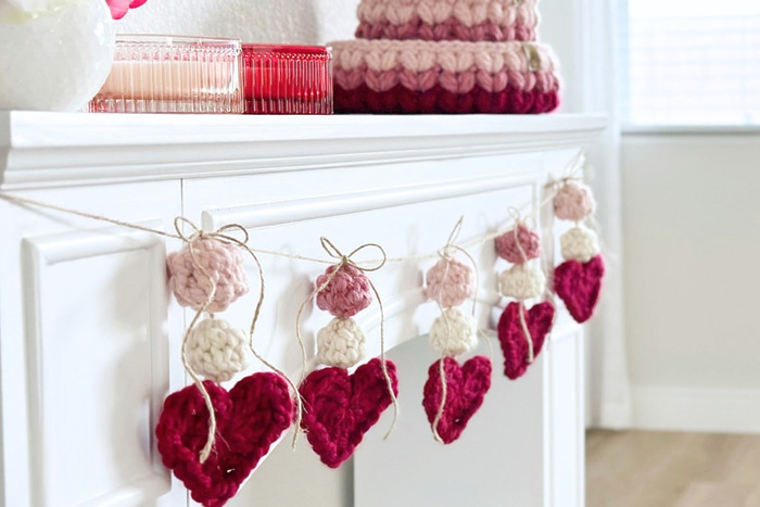 crochet hearts and balls garland for Valentine’s Day decor