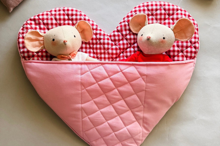 DIY heart-shaped doll bed