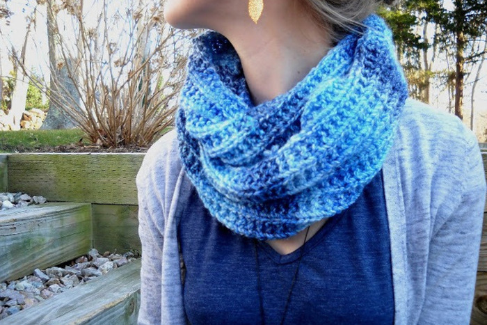 DIY knitted infinity scarf with blue chunky yarn