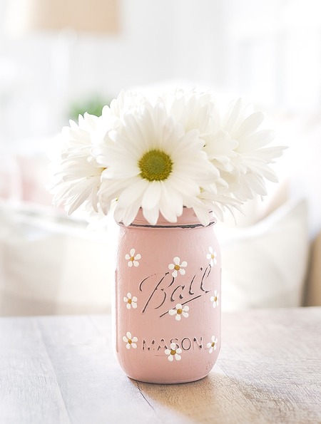 Easy Painted Daisy Mason Jar Tutorial | DIY Spring Decor
