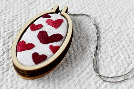 DIY mini hoop pendant - free heart embroidery pattern