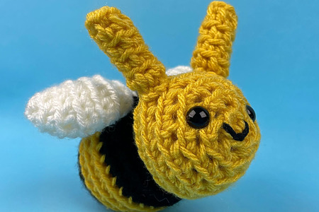 Easy crochet bee amigurumi for beginners