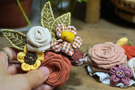 Easy DIY floral brooches using fabric scraps and simple hand embroidery