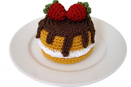 Crochet Mini Vanilla Cake with Strawberries – Free Amigurumi Pattern