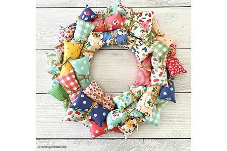 DIY summer fabric wreath: easy mini pillow craft for beginners