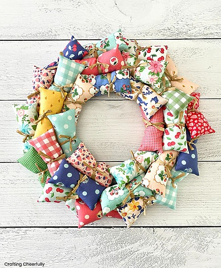 DIY mini pillow wreath - a cute summer fabric project
