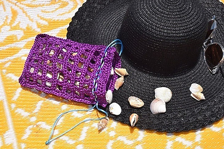 free pattern for crochet mesh drawstring bag for collecting seashells at the beach, summer project