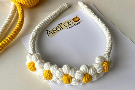 How to crochet a beautiful daisy crown headband (free pattern)