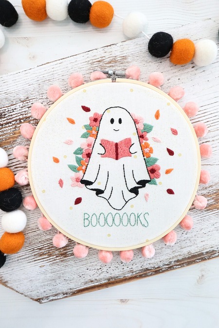Cute ghost embroidery with flowers and “Boooooks” message - free pattern