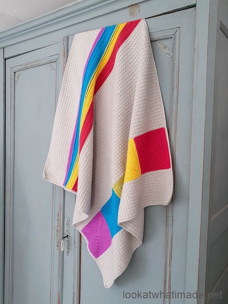 Free crochet pattern: Simple Joy chunky blanket with colorful accents