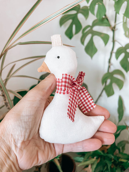 Free stuffed goose ornament sewing pattern for beginners