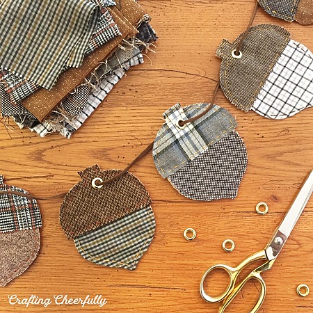 cozy autumn acorn banner - free printable template and sewing tutorial