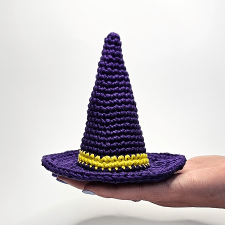 Mini witch hat free crochet pattern for Halloween