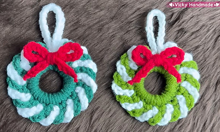 how to crochet a Christmas wreath - free pattern and video tutorial