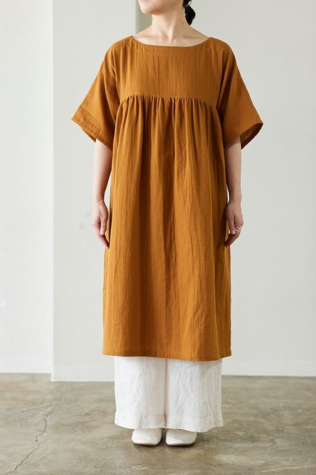DIY gathered dress in double gauze fabric - free sewing pattern