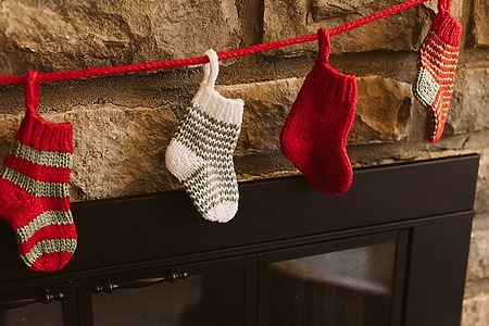 Knit a mini stocking garland – free Christmas knitting pattern