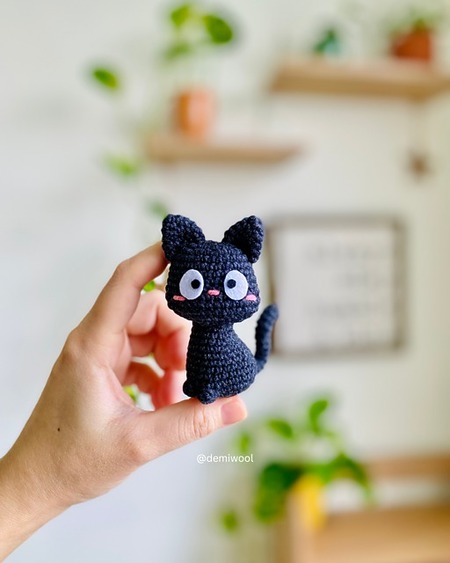 black cat - free amigurumi pattern