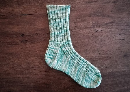 simple ribbed socks - free knitting pattern