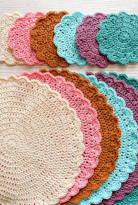 Free beginner crochet mug rug and placemat pattern