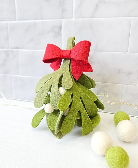 Free Felt Mistletoe Pattern - Realistic Handmade Felt Mistletoe Christmas Decor