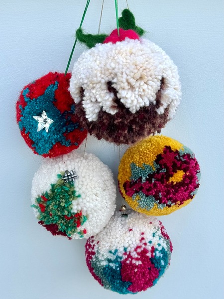 DIY Christmas pom poms tutorial
