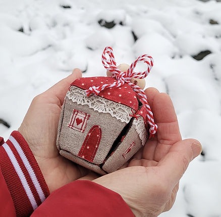 Mini House Gift Box Free Pattern - DIY Fabric House Ornament