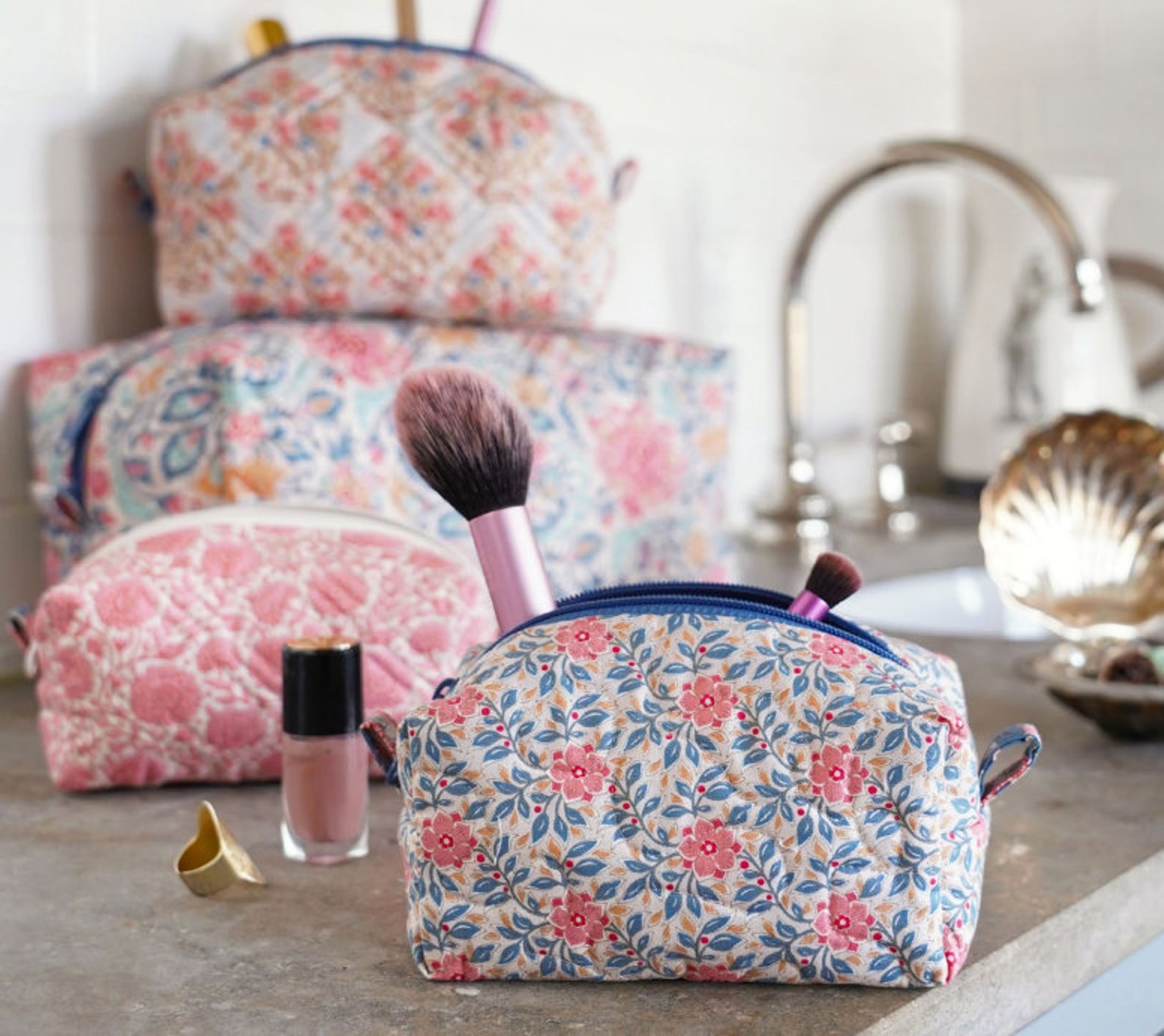 Tilda&rsquo;s World Toiletry Bag - free pattern for quilted zipper pouches
