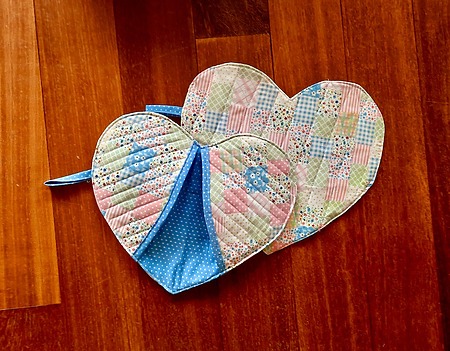 Heart Shaped Oven Mitts and Pot Holder Free Sewing Pattern