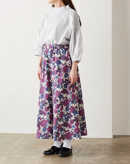 Kokka Fabric Six-Panel Skirt: A tailored six-panel flared skirt for women showing a sleek waist and a wide, flowing hem in a woven print