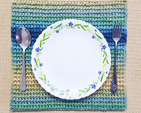 Free gradient crochet placemat pattern - How to crochet a simple one row repeat placemat